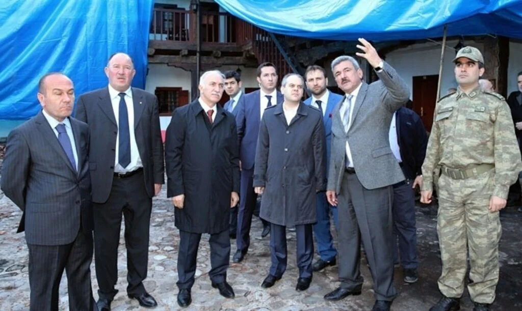 Bakan Çağatay Kılıç, İnşa Edilen Konutları ve Taşhan’ı İnceledi
