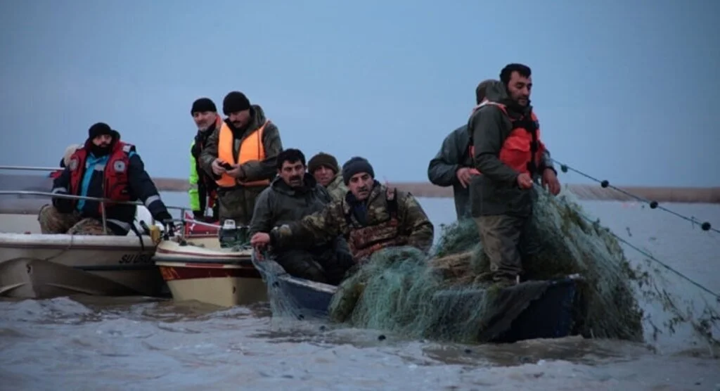 Göle düşerek kaybolan 4 kişiyi arama çalışmaları yeniden başladı