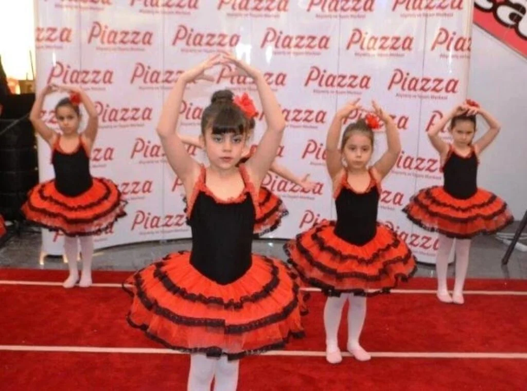 Samsun'da Minik Balerinler Piazza'yı Renklendirdi