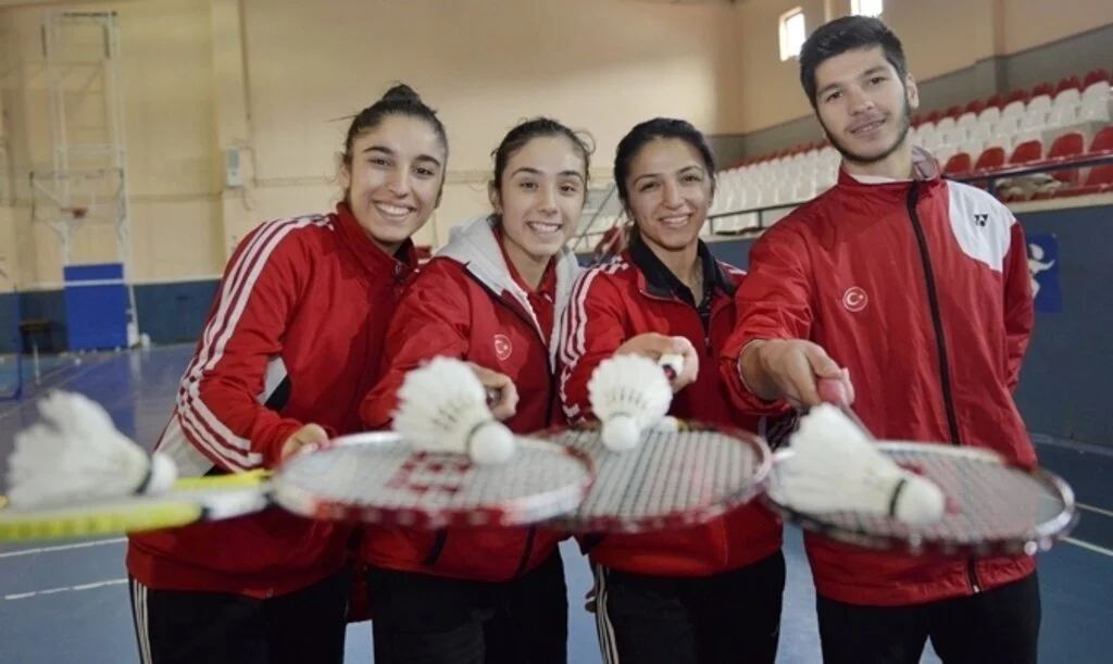 Mahalle Arkadaşlarından Oluşan Badminton Milli Takım Şampiyonluğa Koşuyor