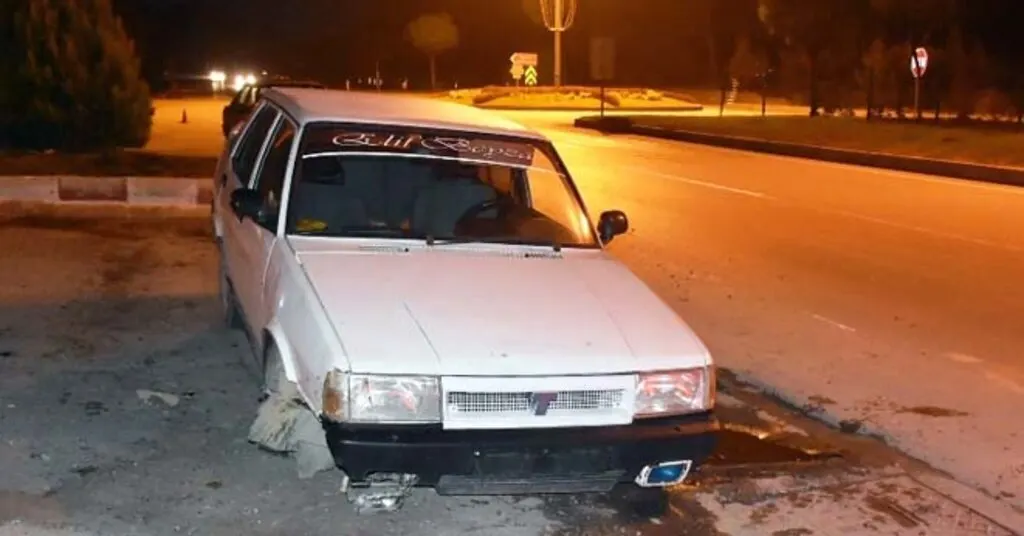 Otomobil bariyerlere çarptı: 1'i bebek 4 yaralı