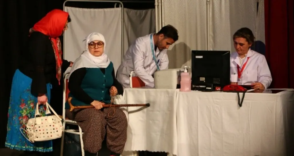 Sağlık çalışanlarından muhteşem tiyatro