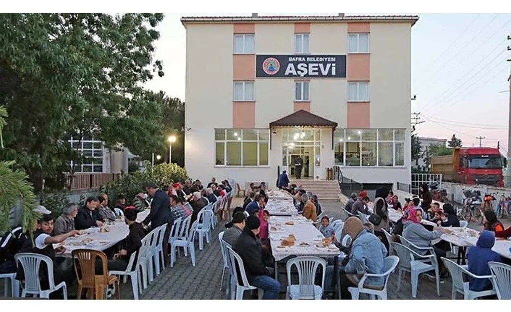 Bafra Belediyesi Aşevi'nde vatandaşlar iftar yapıyor