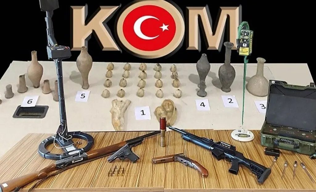 Samsun'da tarihi eser operasyonu! 41 sikke ve objeyle yakalandılar