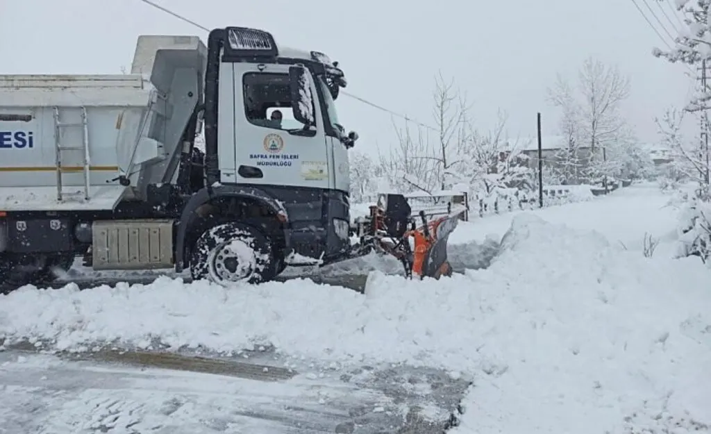 Bafra'da kar temizleme çalışmaları devam ediyor