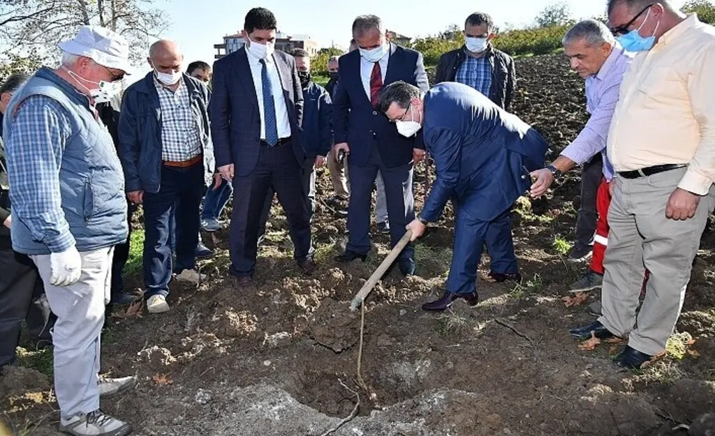İlk fidanı Ortahisar Belediye Başkanı Genç dikti