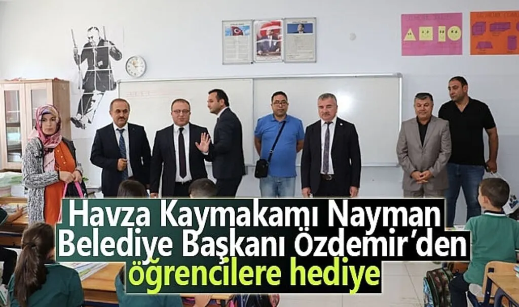 Havza Kaymakamı ve Başkan Özdemir öğrencilere Hediye Dağıttı