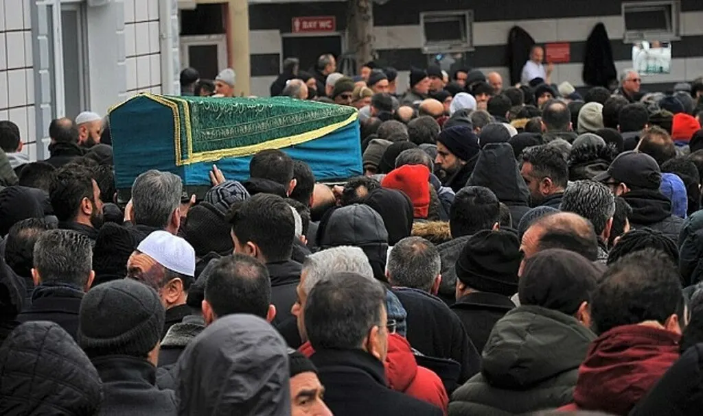 Bu acıya yürek dayanmaz! Kardeşi, yengesi ve iki yeğenini toprağa verdi