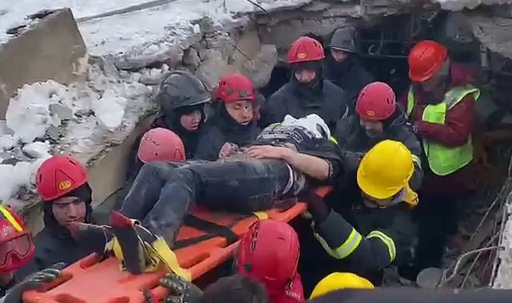 Samsun ekipleri deprem bölgesinde büyük bir çaba sarf ediyor
