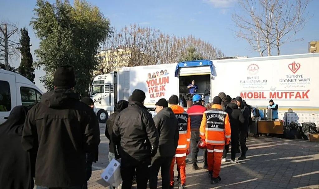 TDV Kahramanmaraş’ta 3 öğün sıcak yemek ikram ediyor