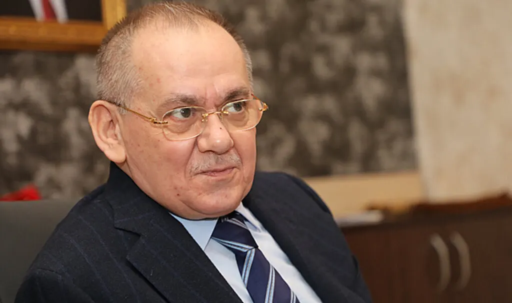 Başkan Mustafa Demir'in makam aracına mikser çarptı