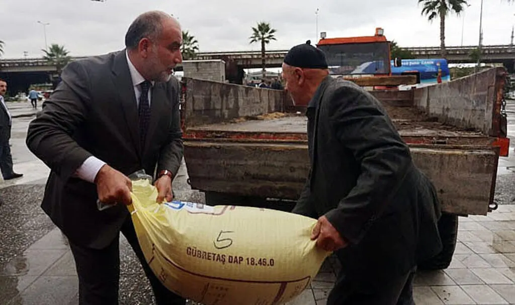 Tarımda Öncü Canik’ten Çiftçilere Gübre