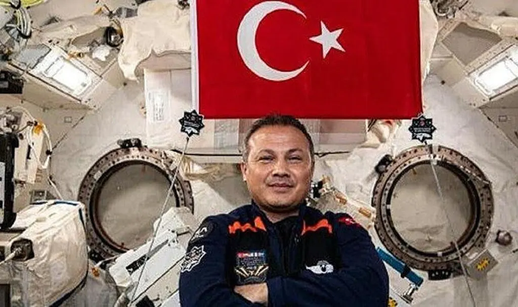 Alper Gezeravcı'dan Uzayda Teknofest Pozu
