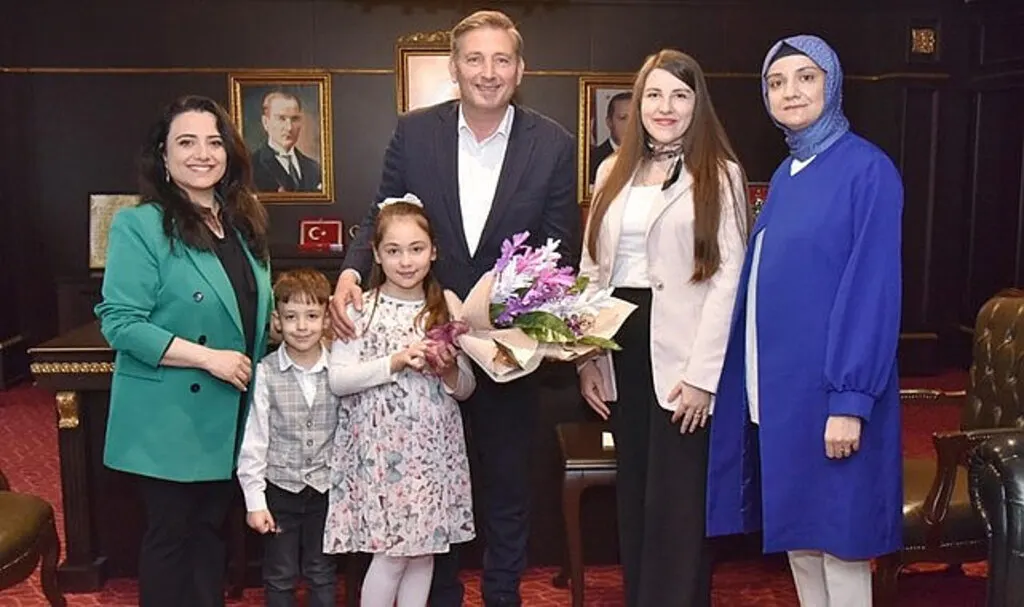 Minik Öğrencilerden Tekkeköy Belediye Başkanı Candal'a Sürpriz Ziyaret