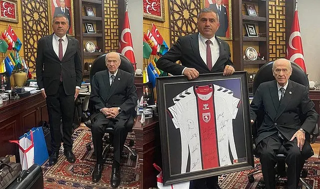 MHP Lideri Devlet Bahçeli'ye Samsunspor forması