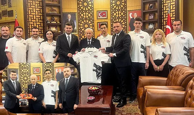Devlet Bahçeli'ye TÜRKHAN İHA prototipi hediye