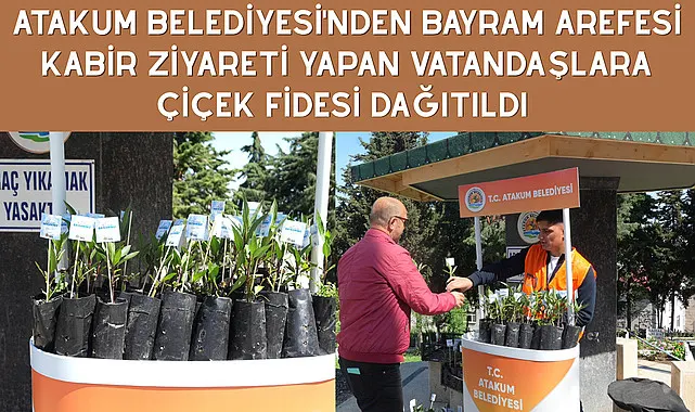 Atakum Belediyesi ekipleri bayram arefesi kabir ziyareti yapan vatandaşlara çiçek dağıtarak duygularını paylaştı