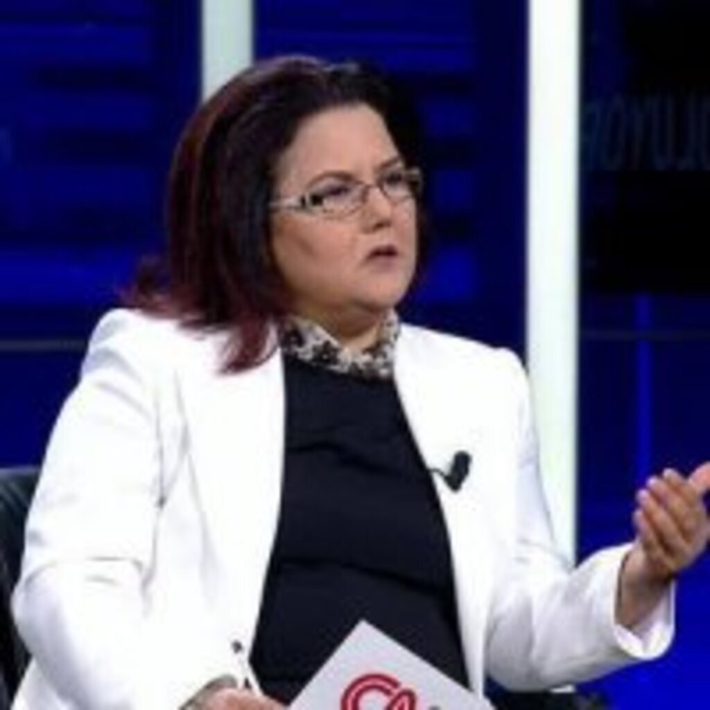 Derya Yanık Kimdir?
