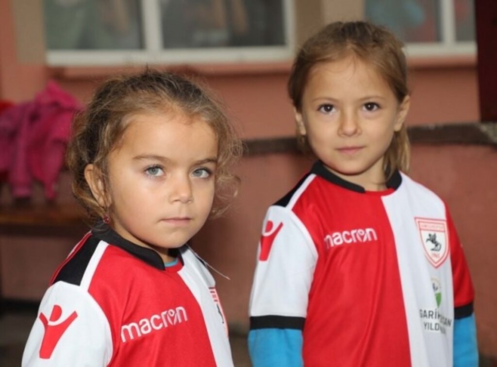 Garip ve Zeycan Yıldırım Vakfı'ndan Öğrencilere Forma ve Maç Bileti