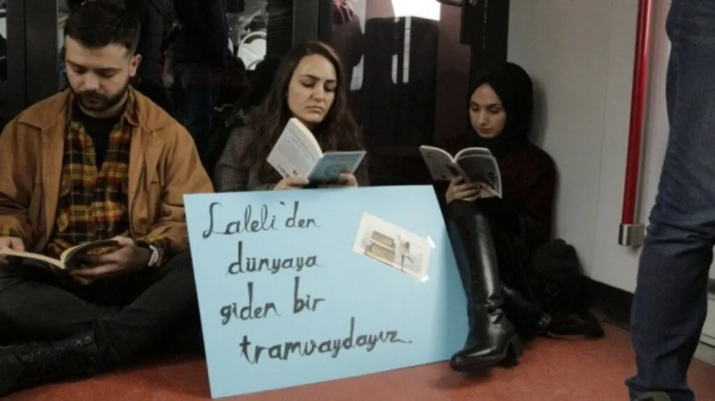 Bir Projem Var Topluluğu tramvayda kitap okuyarak yolculuk etti