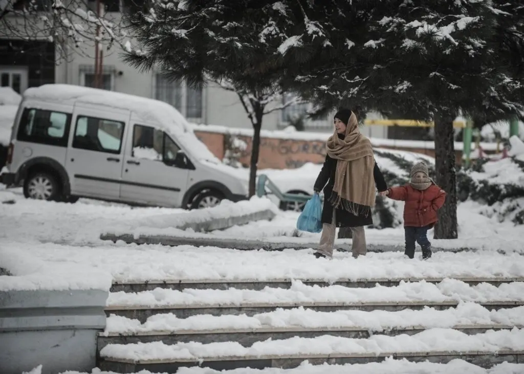 Samsun genelinde dünden itibaren yeniden etkisini gösteren kar yağışı aralıklarla devam ediyor.