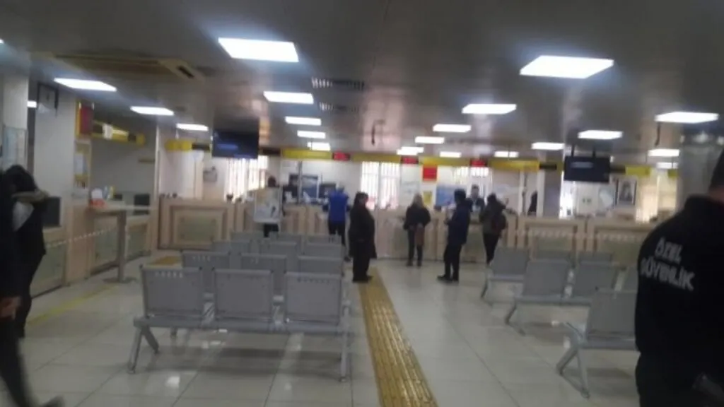 PTT Şubesi önlerine sosyal mesafe çizgileri yapıldı
