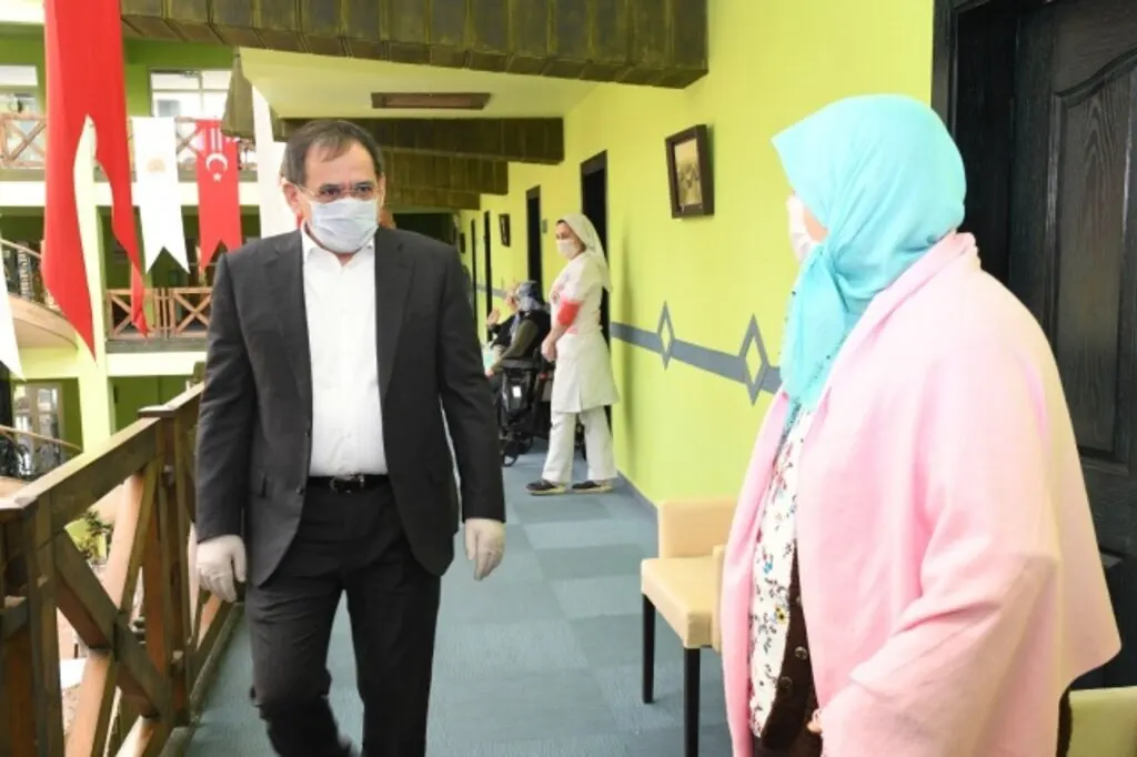Başkan Mustafa Demir'den Huzurevi Yaşlı Bakım ve Rehabilitasyon Merkezi'ne ziyaret