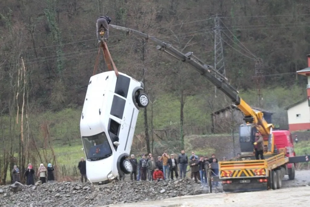 Çarşamba ilçesinde Abdal Irmağı üzerindeki beton yoldan karşıya geçmeye çalışan kamyonet, menfezlerin çökmesi sonucu su içinde mahsur kaldı.