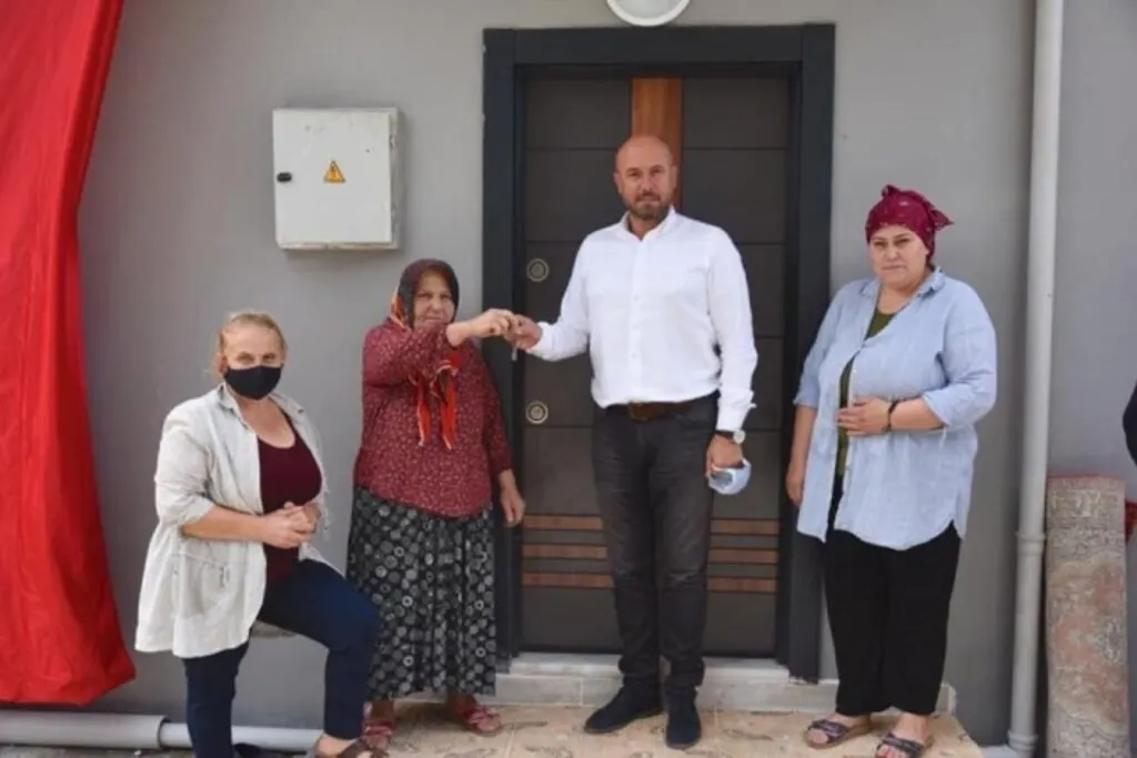 Tekkeköy Belediyesi yeni evlerine kavuşturdu