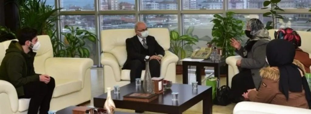 Çarşamba Ev Hanımları Derneği Başkanı Saniye Şen’den Rektör Ünal’a Nezaket Ziyareti