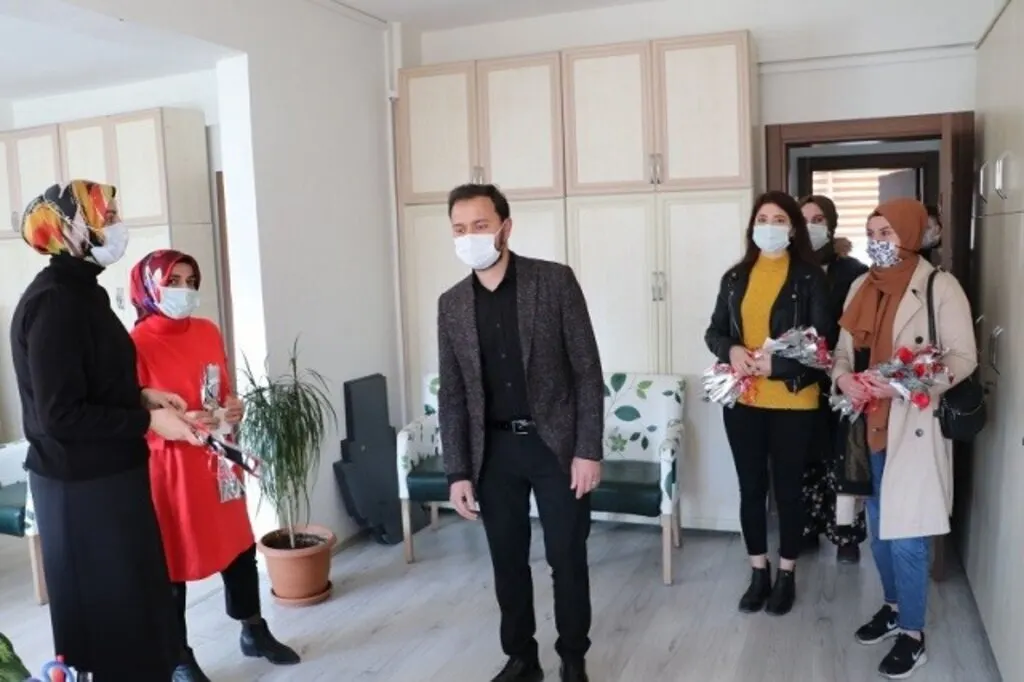 Havza AK Gençlikten karanfilli sürprizi