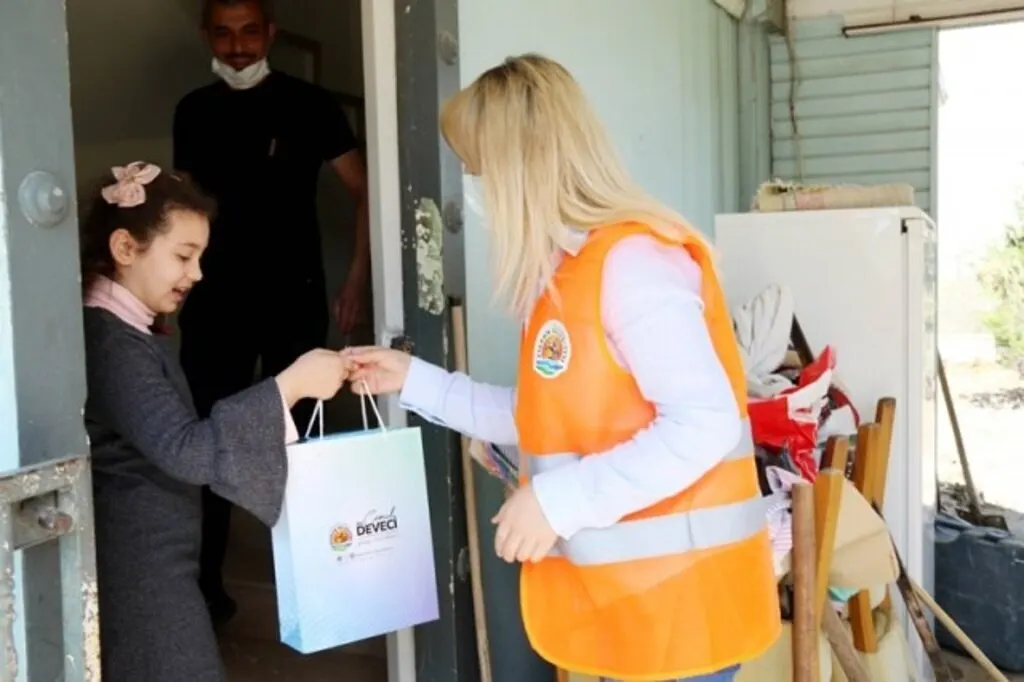 Atakum sokaklarında 23 Nisan sevinci, çocuklar balkonlardan kutladı