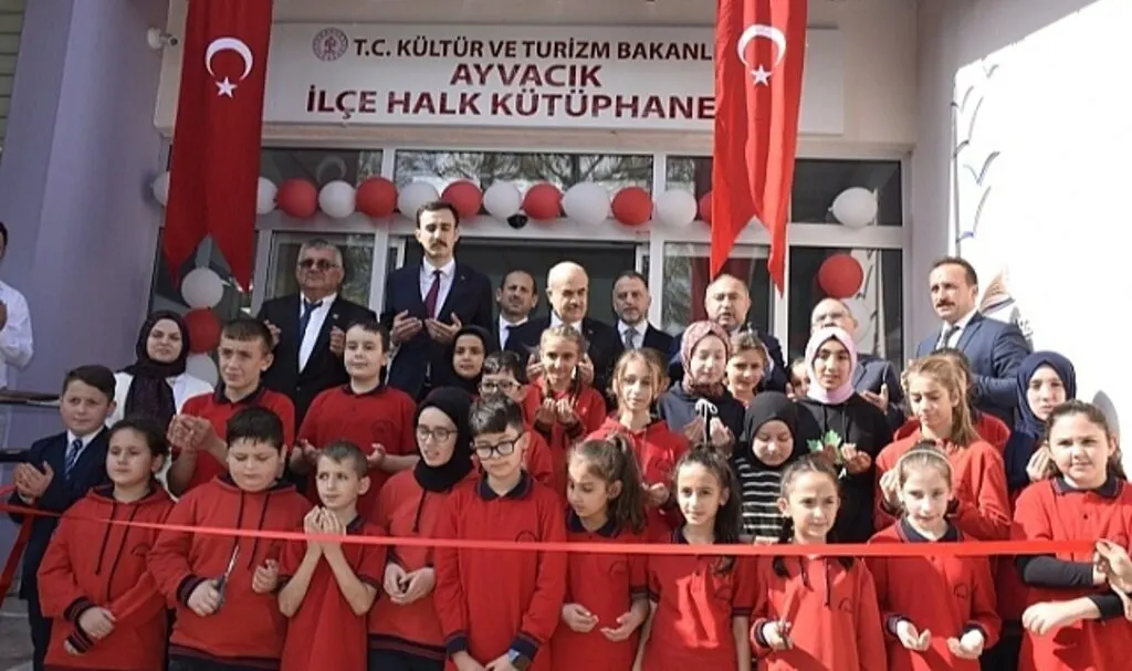 Ayvacık İlçe Halk Kütüphanesi tören ile hizmete açıldı