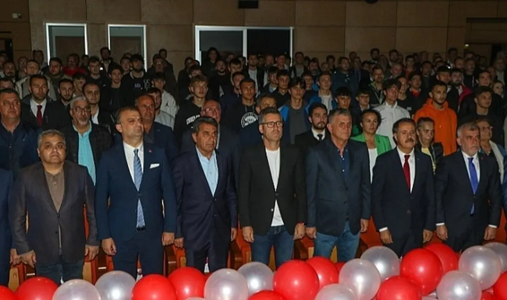 Şimşekler Taraftar Grubu Birliği Derneği'nden coşkulu kutlama