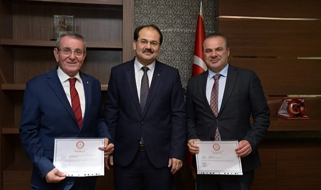 Başkan Murzioğlu ve Akyüz mazbatalarını aldı