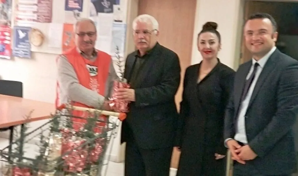 TEMA Vakfı Atakum'da öğretmenlere çam fidanı hediyesi