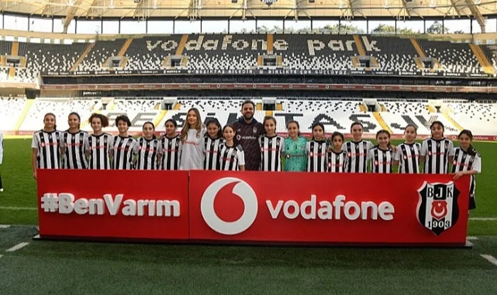 Erkan Kolçak Köstendil ve Müge Boz kız futbolcular ile Penaltı challenge'da biraraya geldi