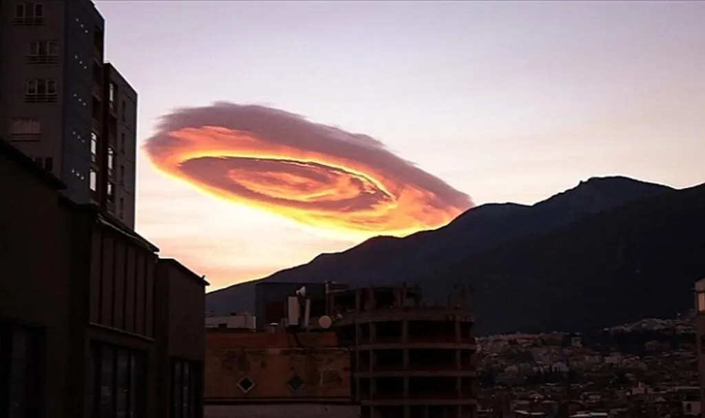 UFO'ya benzeyen bulut heyecanlandırdı!