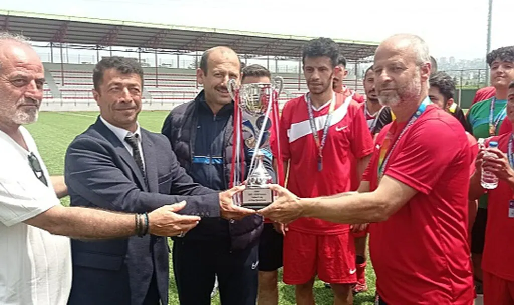 Sivas Sağırlar Spor Kulübü şampiyonluk kupasını Samsun'da kaldırdı