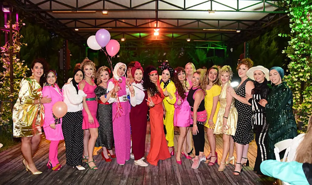 90'lar parti resimleri! 90'ların kıyafet ve aksesuarları