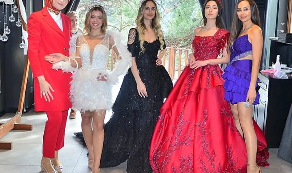 Moda tasarımcısı Özlem Değirmen'den Bursa’da renkli defile