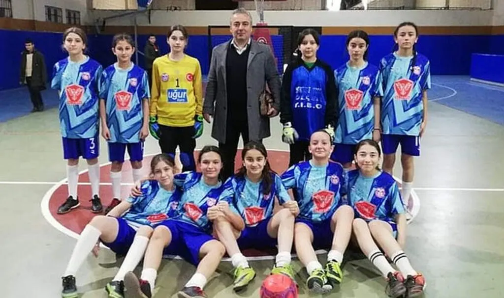 Havza Makbule Yusuf Ölçer Ortaokulu kız futsal takımı rakip tanımıyor