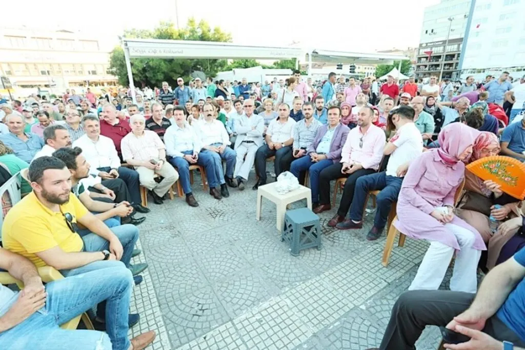 Türkiye'de dimdik duran Başkomutan Erdoğan var