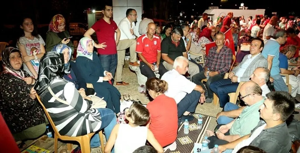 Genç ailesi demokrasi nöbetinde