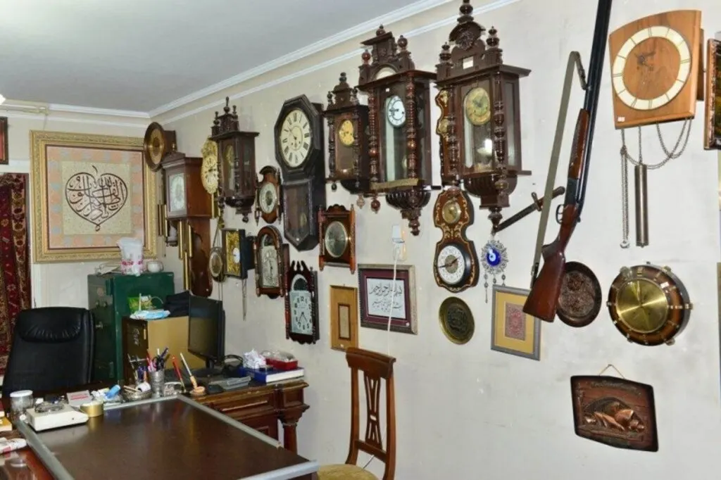 50 yıldır antika eşya topluyor