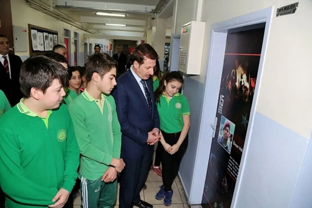 İlkadım'daki sınıf kapıları Türk Bayrakları ve 15 Temmuz Kahramanları ile süslendi