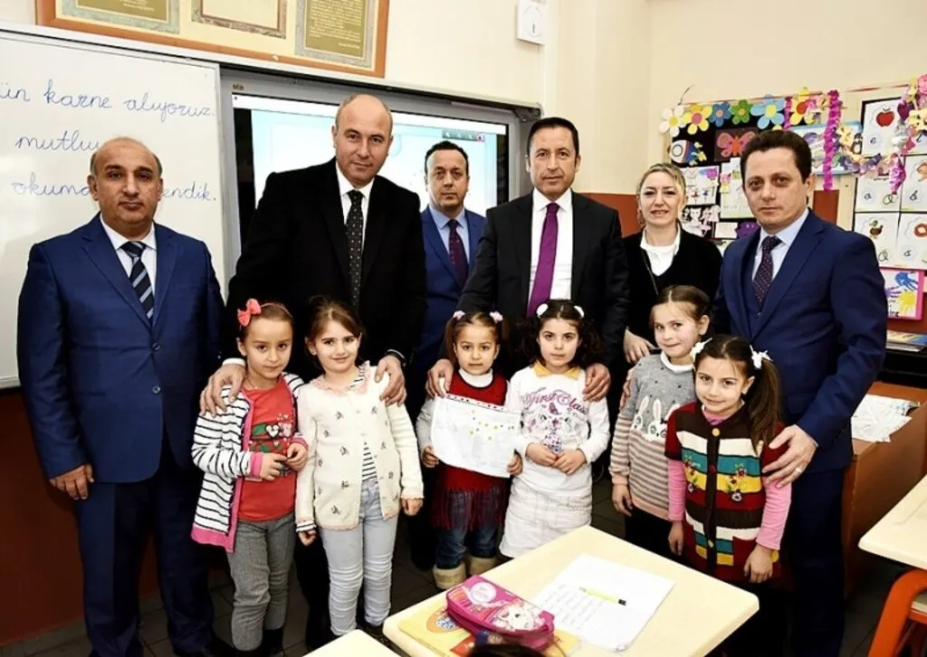 Başkan Hasan Togar öğrencilerin karne heyecanını paylaştı