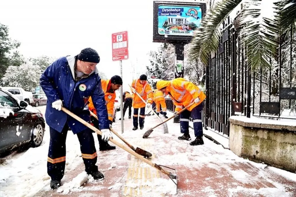 Samsun'da ekipler karla mücadele ediyor