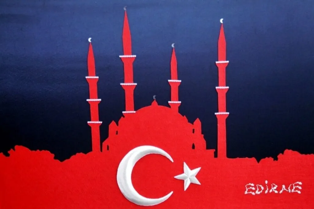 Farklı materyal kullanarak yapılan Türk bayrağı tabloları sergileniyor