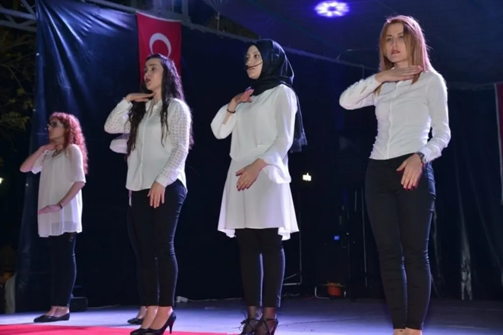İşaret dili ile ilahi sundular